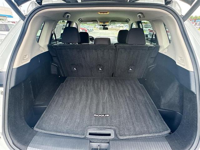 Photo of 2024 Everest White Pearl Nissan Rogue