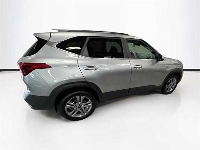 Photo of 2023 Steel Gray Kia Seltos