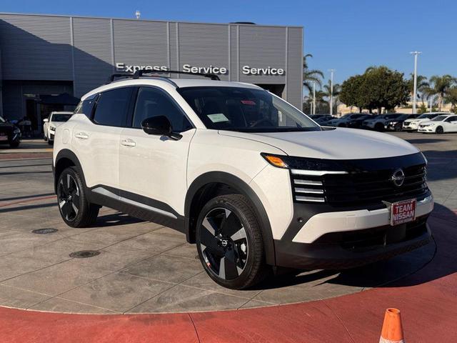 Photo of 2026 Aspen White Tricoat Nissan Kicks