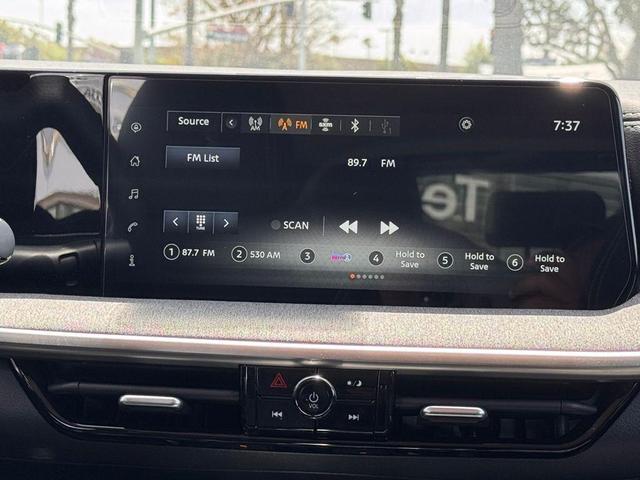 Photo of 2025 Super Black Nissan Kicks