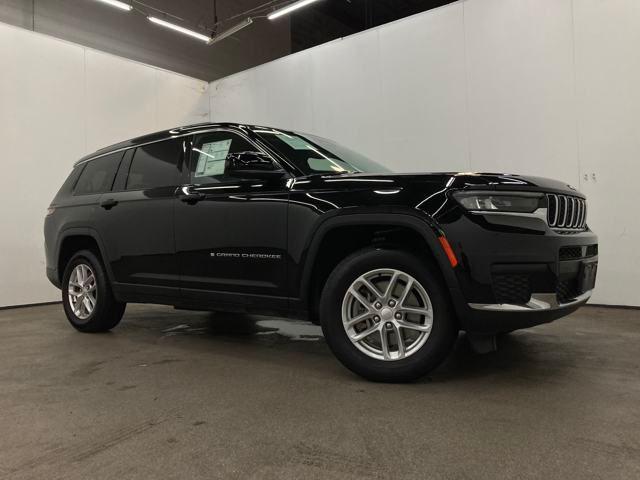 Photo of 2023 Diamond Black Crystal Pearlcoat Jeep Grand Cherokee L