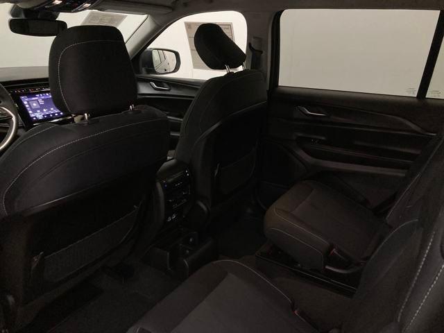 Photo of 2023 Diamond Black Crystal Pearlcoat Jeep Grand Cherokee L