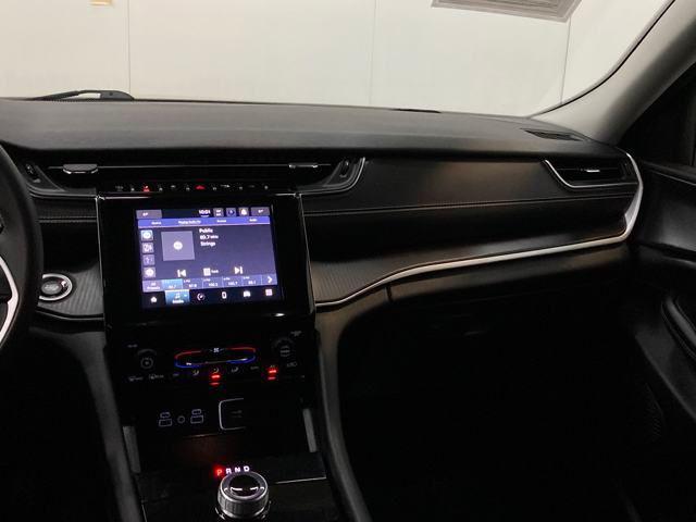 Photo of 2023 Diamond Black Crystal Pearlcoat Jeep Grand Cherokee L