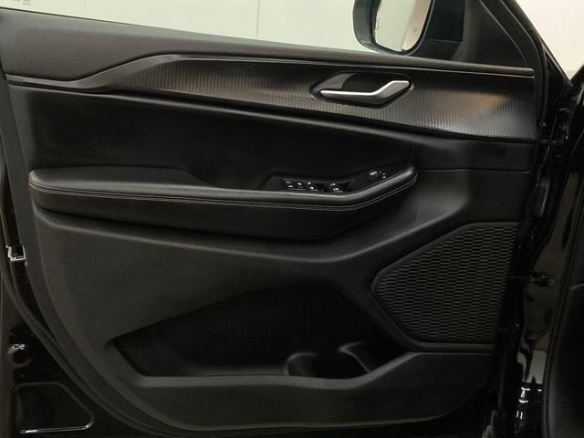 Photo of 2023 Diamond Black Crystal Pearlcoat Jeep Grand Cherokee L