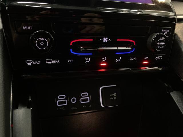 Photo of 2023 Diamond Black Crystal Pearlcoat Jeep Grand Cherokee L