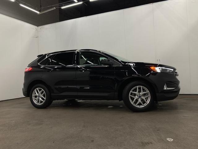 Photo of 2022 Agate Black Metallic Ford Edge