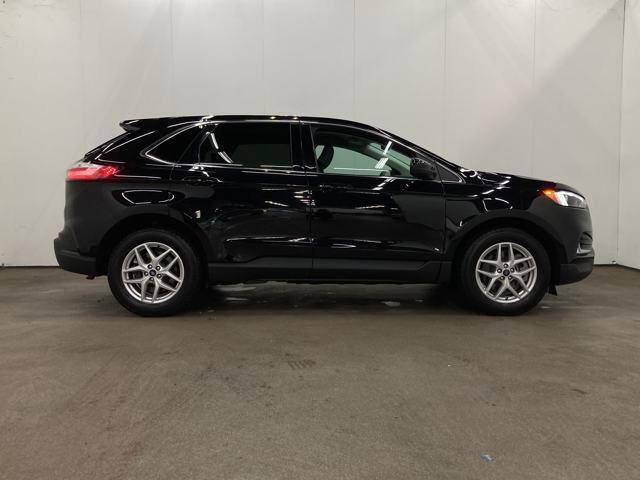 Photo of 2022 Agate Black Metallic Ford Edge