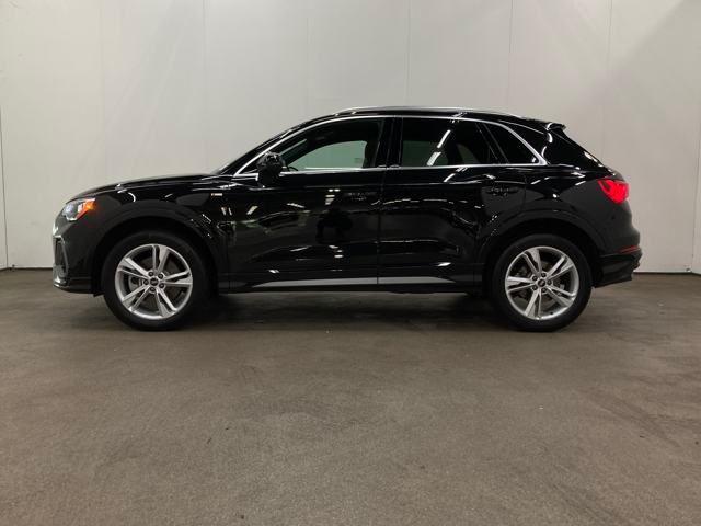 Photo of 2021 Mythos Black Metallic Audi Q3