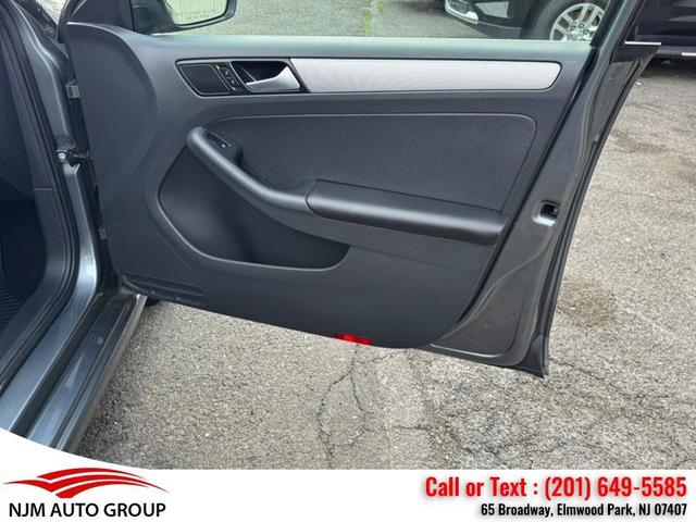 Photo of 2017 Platinum Gray Metallic Volkswagen Jetta