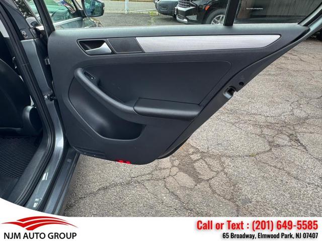 Photo of 2017 Platinum Gray Metallic Volkswagen Jetta