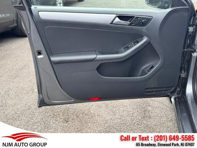Photo of 2017 Platinum Gray Metallic Volkswagen Jetta
