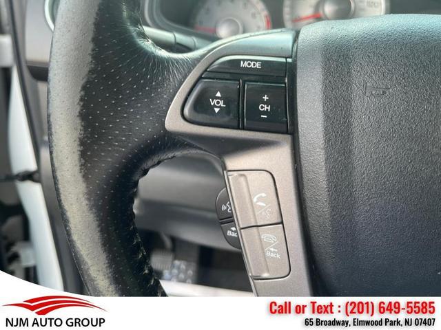 Photo of 2011 Alabaster Silver Metallic Honda Pilot
