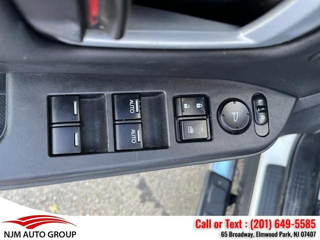 Photo of 2011 Alabaster Silver Metallic Honda Pilot