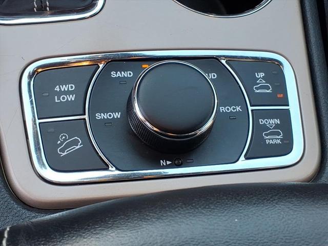 Photo of 2016 Brilliant Black Crystal Pearlcoat Jeep Grand Cherokee