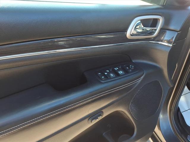 Photo of 2016 Brilliant Black Crystal Pearlcoat Jeep Grand Cherokee