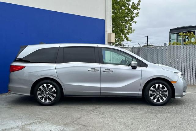 Photo of 2023 Lunar Silver Metallic Honda Odyssey