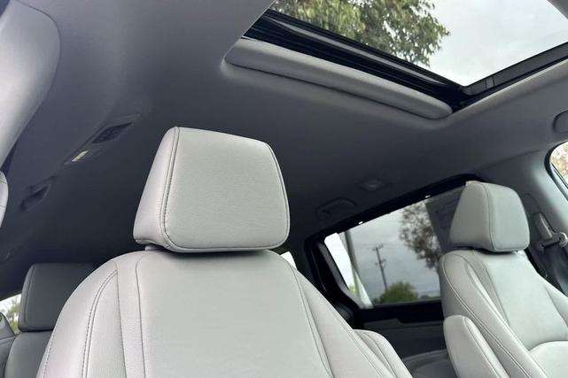 Photo of 2023 Lunar Silver Metallic Honda Odyssey