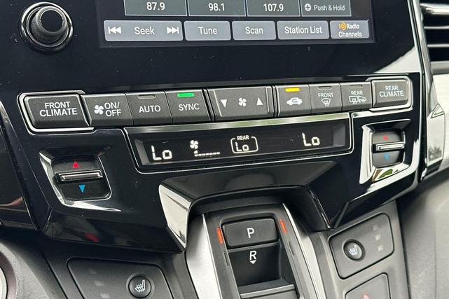 Photo of 2023 Lunar Silver Metallic Honda Odyssey
