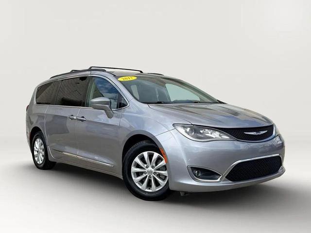 Photo of 2017 Billet Silver Metallic Clearcoat Chrysler Pacifica