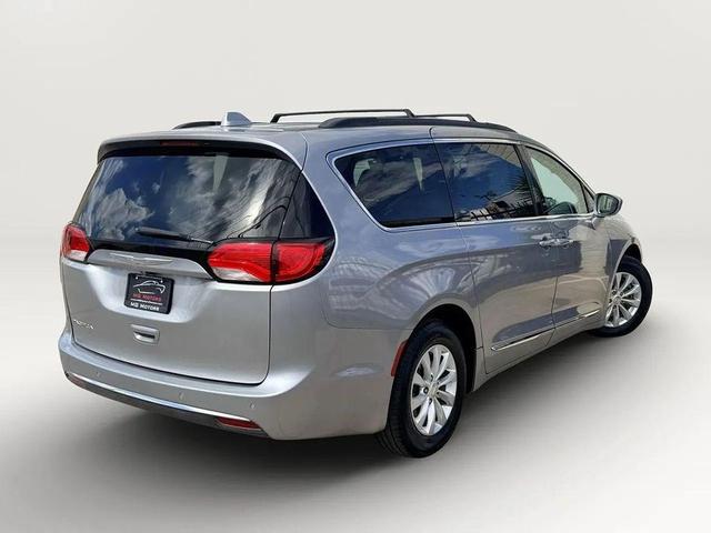 Photo of 2017 Billet Silver Metallic Clearcoat Chrysler Pacifica