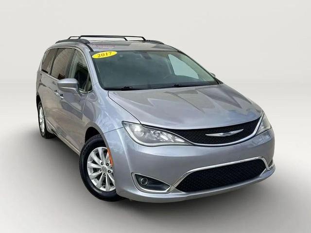 Photo of 2017 Billet Silver Metallic Clearcoat Chrysler Pacifica
