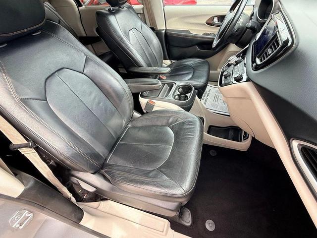 Photo of 2017 Billet Silver Metallic Clearcoat Chrysler Pacifica