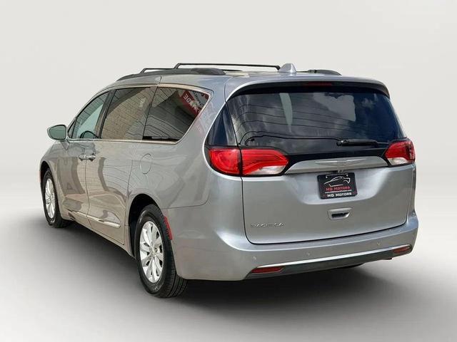 Photo of 2017 Billet Silver Metallic Clearcoat Chrysler Pacifica