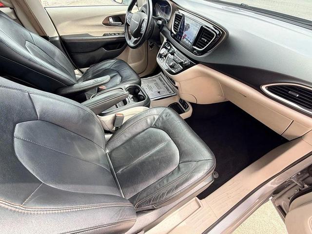 Photo of 2017 Billet Silver Metallic Clearcoat Chrysler Pacifica