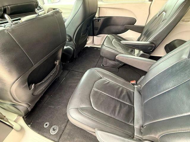 Photo of 2017 Billet Silver Metallic Clearcoat Chrysler Pacifica