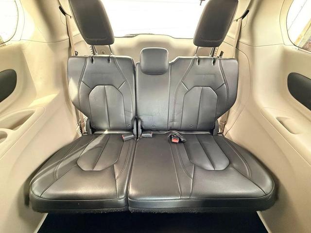Photo of 2017 Billet Silver Metallic Clearcoat Chrysler Pacifica