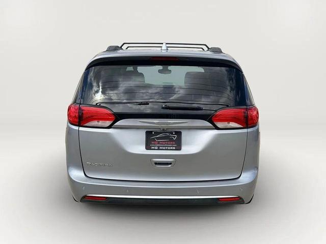 Photo of 2017 Billet Silver Metallic Clearcoat Chrysler Pacifica