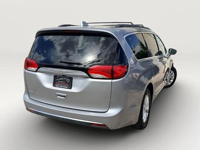 Photo of 2017 Billet Silver Metallic Clearcoat Chrysler Pacifica