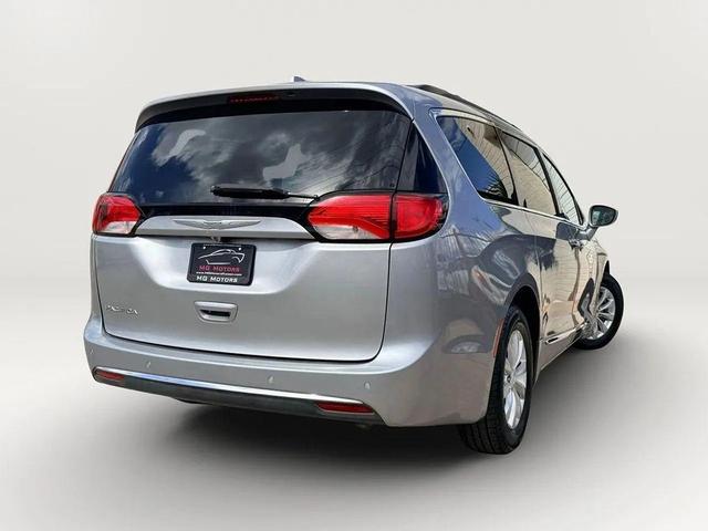 Photo of 2017 Billet Silver Metallic Clearcoat Chrysler Pacifica