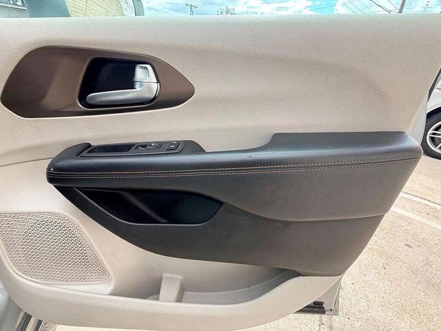 Photo of 2017 Billet Silver Metallic Clearcoat Chrysler Pacifica