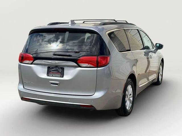 Photo of 2017 Billet Silver Metallic Clearcoat Chrysler Pacifica