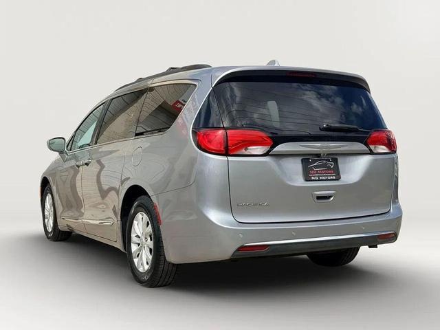 Photo of 2017 Billet Silver Metallic Clearcoat Chrysler Pacifica