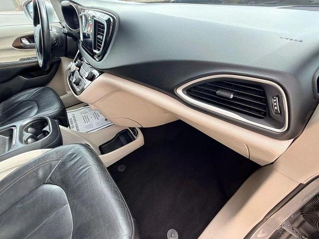 Photo of 2017 Billet Silver Metallic Clearcoat Chrysler Pacifica