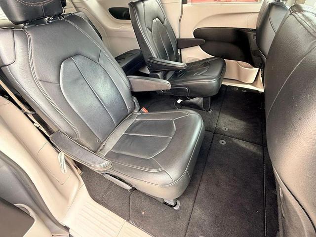 Photo of 2017 Billet Silver Metallic Clearcoat Chrysler Pacifica