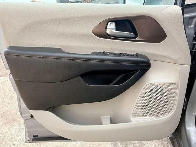 Photo of 2017 Billet Silver Metallic Clearcoat Chrysler Pacifica