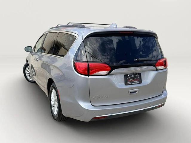 Photo of 2017 Billet Silver Metallic Clearcoat Chrysler Pacifica