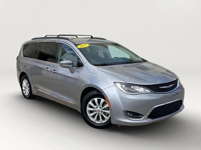 Photo of 2017 Billet Silver Metallic Clearcoat Chrysler Pacifica