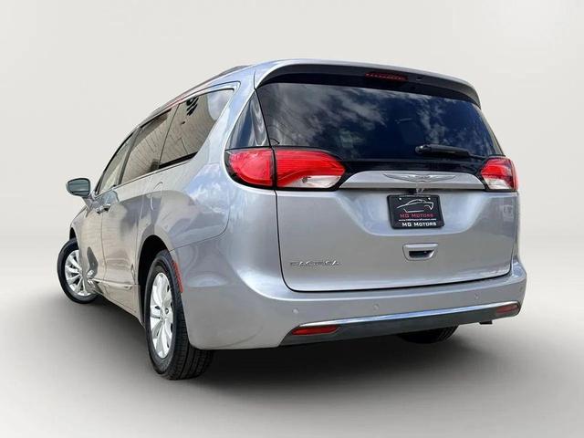Photo of 2017 Billet Silver Metallic Clearcoat Chrysler Pacifica