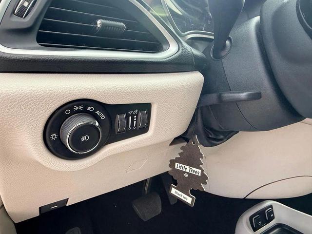 Photo of 2017 Billet Silver Metallic Clearcoat Chrysler Pacifica