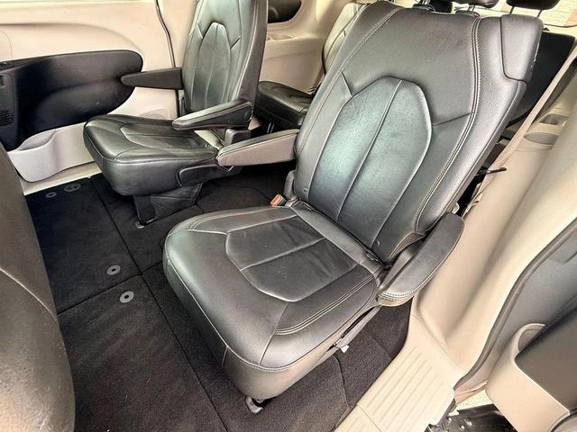 Photo of 2017 Billet Silver Metallic Clearcoat Chrysler Pacifica