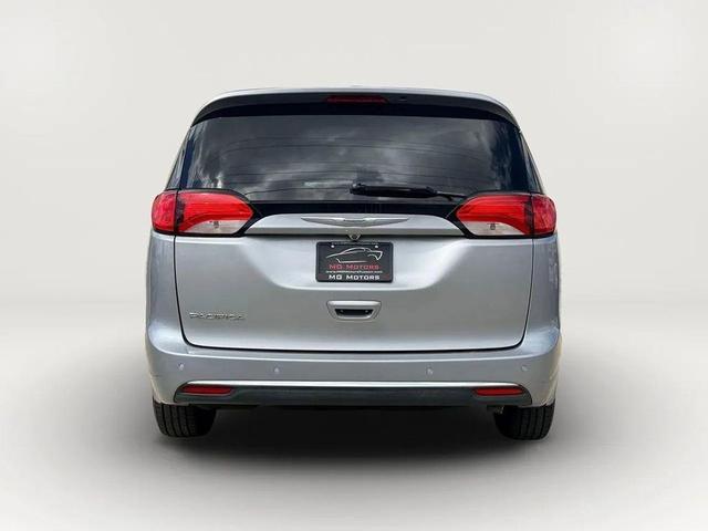 Photo of 2017 Billet Silver Metallic Clearcoat Chrysler Pacifica