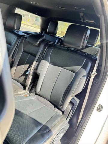 Photo of 2018 White Platinum Metallic Tri-Coat Ford Expedition