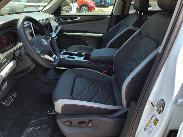 Photo of 2025 Pure White Volkswagen Atlas