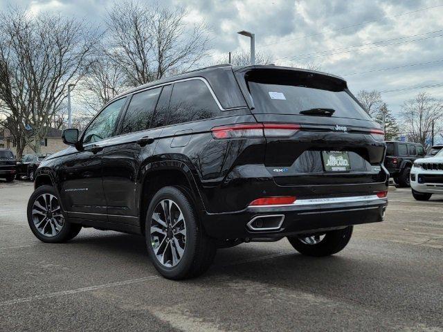 Photo of 2023 Diamond Black Crystal Pearlcoat Jeep Grand Cherokee