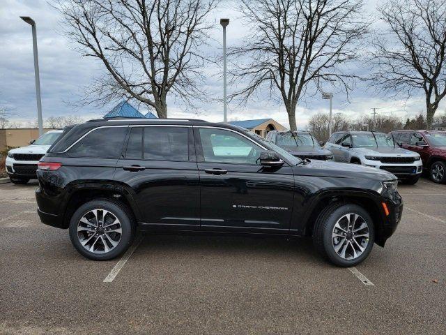 Photo of 2023 Diamond Black Crystal Pearlcoat Jeep Grand Cherokee
