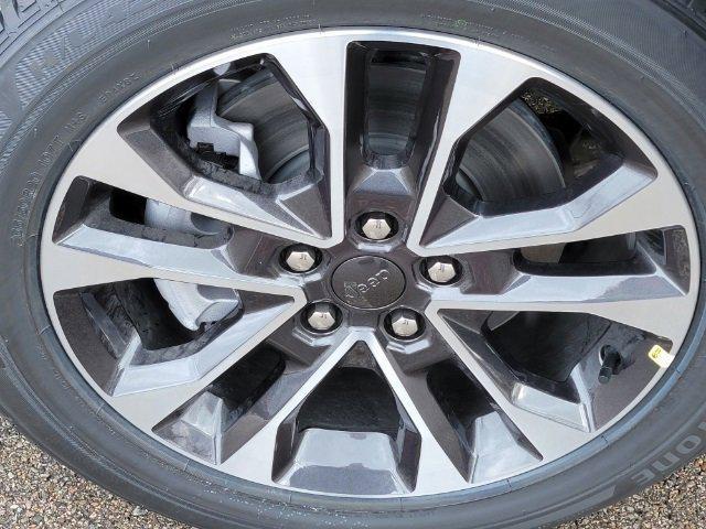 Photo of 2023 Diamond Black Crystal Pearlcoat Jeep Grand Cherokee